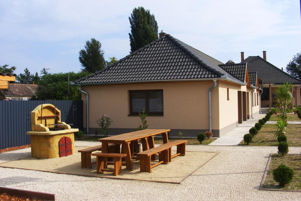 Hotel Szerencsecsillag Vendeghaz Kiskoros Exterior foto