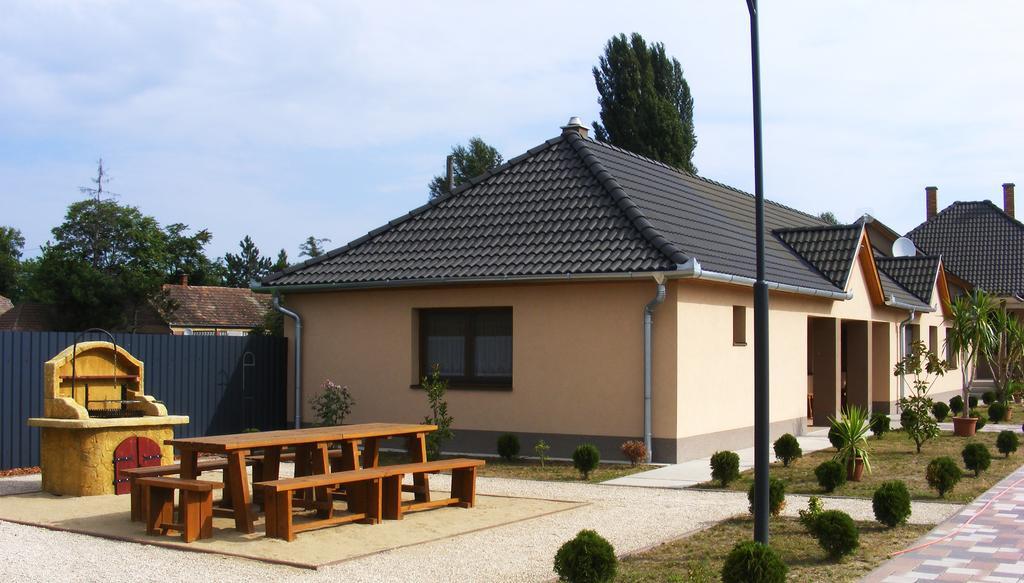 Hotel Szerencsecsillag Vendeghaz Kiskoros Exterior foto