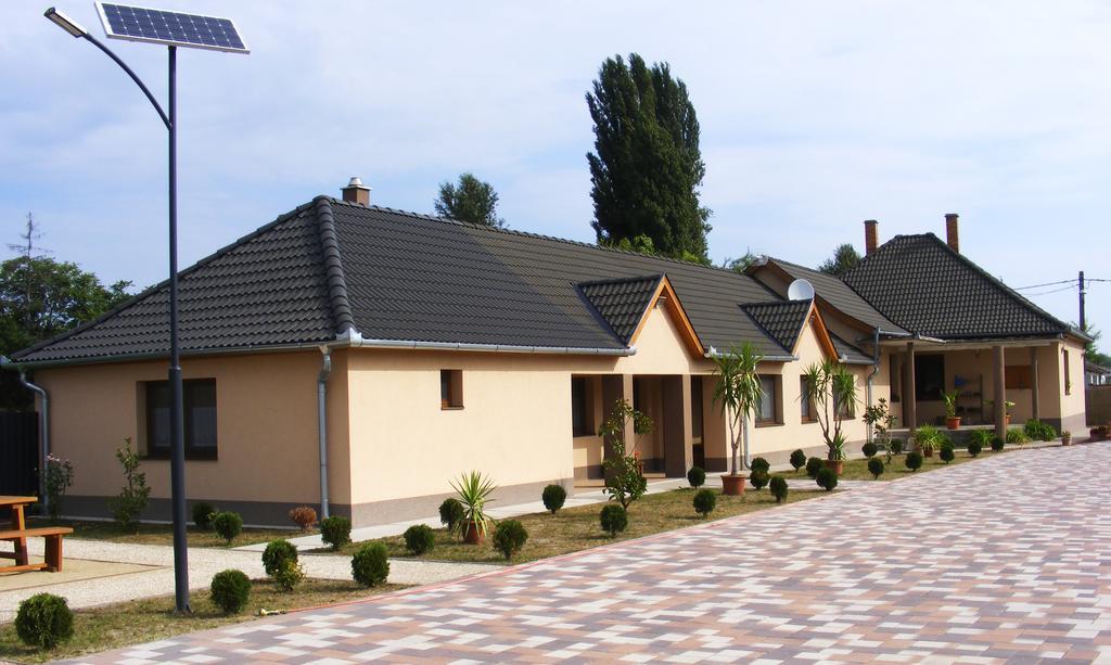 Hotel Szerencsecsillag Vendeghaz Kiskoros Exterior foto