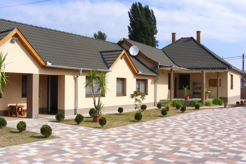 Hotel Szerencsecsillag Vendeghaz Kiskoros Exterior foto