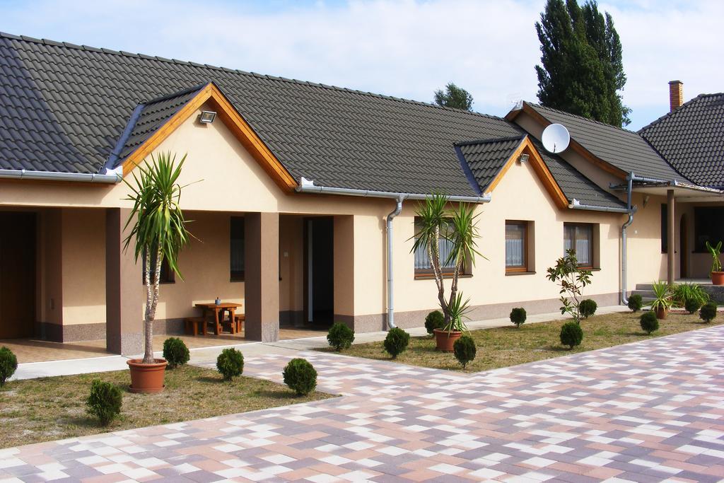 Hotel Szerencsecsillag Vendeghaz Kiskoros Exterior foto