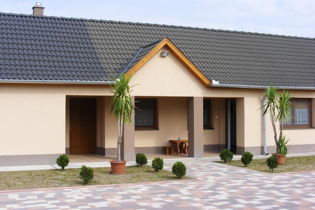 Hotel Szerencsecsillag Vendeghaz Kiskoros Exterior foto