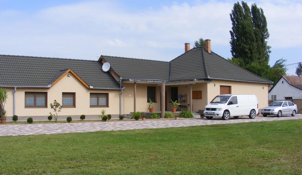Hotel Szerencsecsillag Vendeghaz Kiskoros Exterior foto