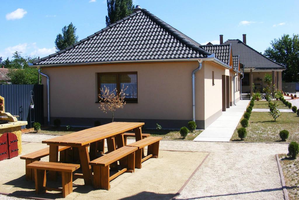Hotel Szerencsecsillag Vendeghaz Kiskoros Exterior foto